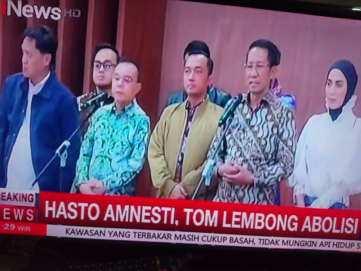 Kasian Johny plate mantan sekjen Nasdem . Tidak dapat  abolisi atau
amnesti.
Pelecehan buat Nasdem.
Lah ,, Setya Novanto mantan Ketum golkar . juga 
Pelecehan buat Golkar .
Katanya diberikan untuk persatuan
He he hec
Alasan TOLOL