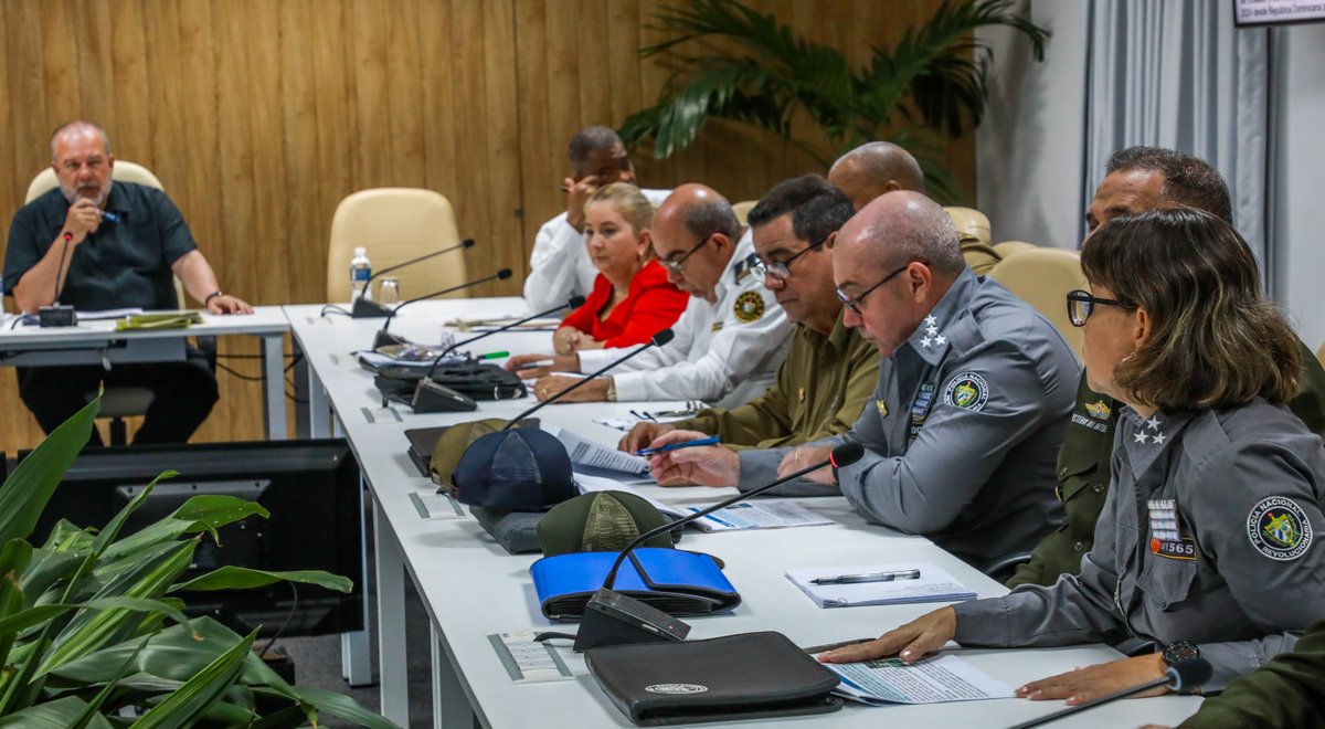 En la reunión del grupo para la prevención y enfrentamiento al delito, insistimos en fortalecer el control interno y en evaluar, de modo diferente, los territorios con más incidencias. Si bien la tendencia es a la baja, los indicadores siguen siendo altos.

#DePieYCombatiendo