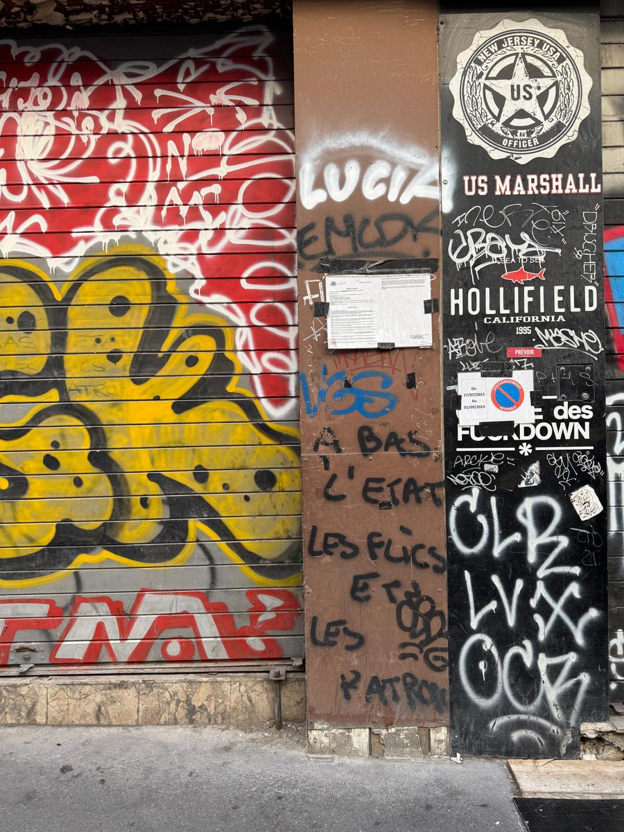Ce n'est pas qu'un tag NON!!! Quand sur les murs marseillais, non nettoyés par la ville, on attaque l'état, les patrons et bien sur les policiers qui nous protègent, on est loin de l'art de rue mais plus près de l'incitation à la haine!