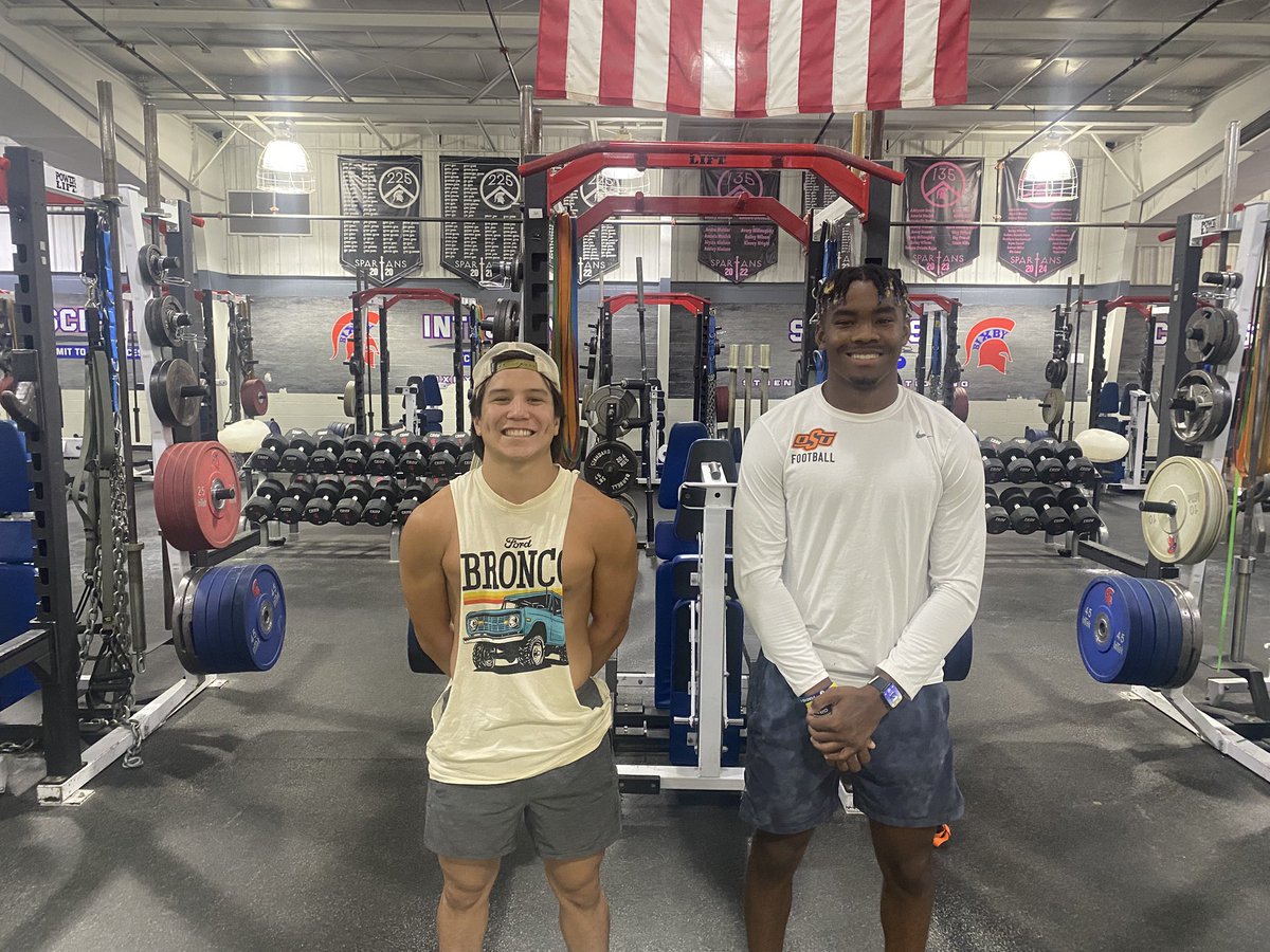 coachscole51's tweet image. #ThrowbackThursday for seniors @gabe_blank and @BraedenPresley 
@BixbySpartanFB 

#DISC
#CommitToTheProcess