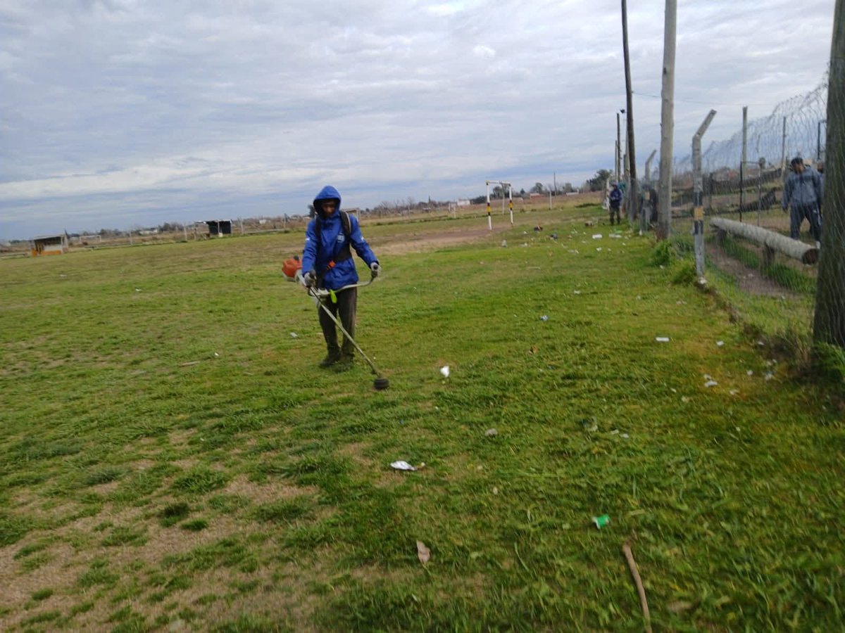 Mauriciocanosa's tweet photo. Corte de pasto en el Club Guaraní. Es nuestra forma de ayudar a estos espacios de deporte y contención. 
Felicitaciones Patto Tuccio y equipo por su compromiso. 
#GustavoMenendez https://t.co/RpjVj2taIH