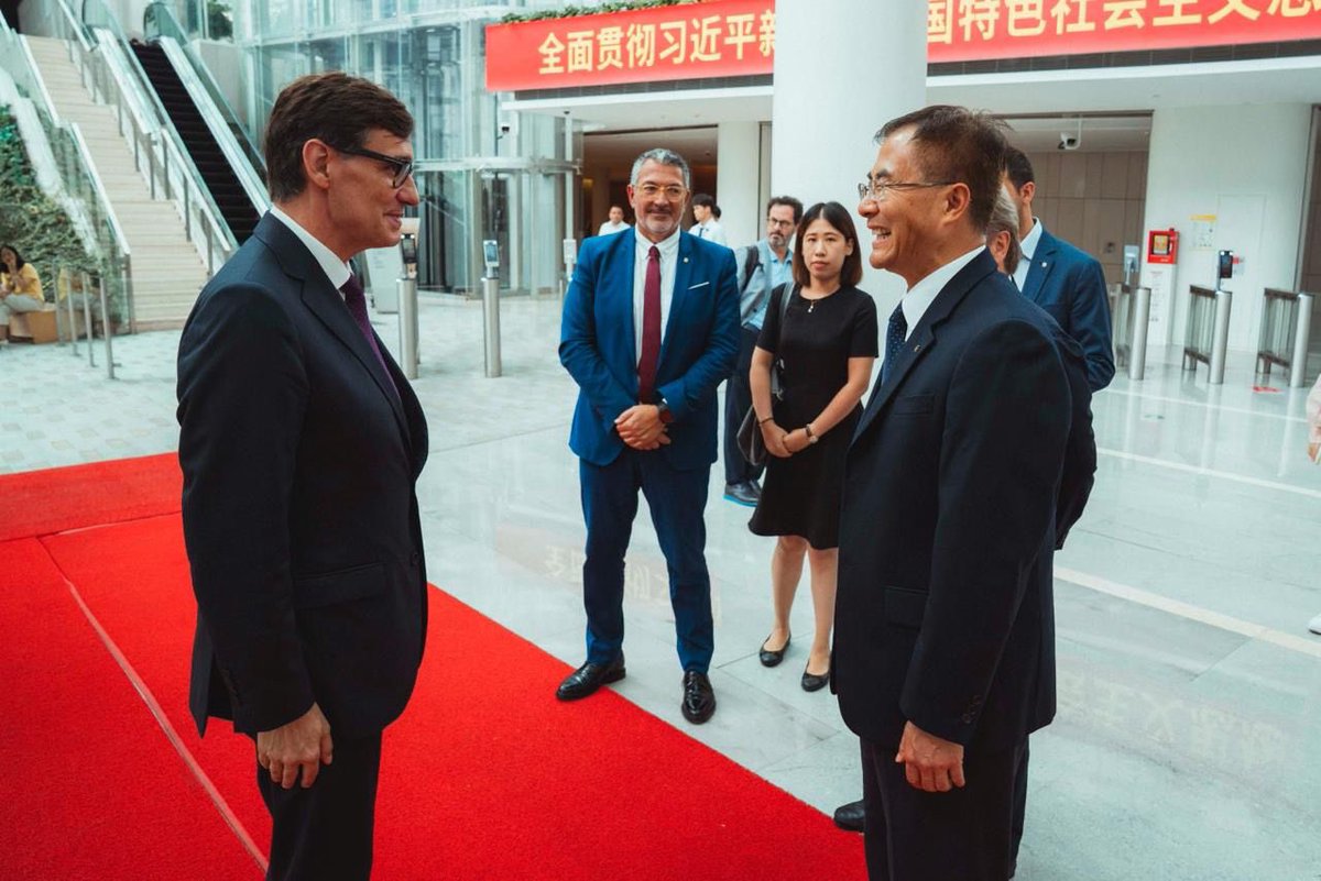 Empresa (@empresacat) on Twitter photo 📌 7a jornada a la #Xina
El <a href="/ConsellerSamper/">Miquel Sàmper</a> ha visitat amb el #president <a href="/salvadorilla/">Salvador Illa Roca</a> ✈️ China Eastern Airlines que incrementarà les connexions amb 3 vols setmanals Shanghai-Barcelona
La jornada s'ha completat amb 🚢 Port de Shanghai i la 🎯Conferència "Catalunya Lidera" 📌 7a jornada a la #Xina
El <a href="/ConsellerSamper/">Miquel Sàmper</a> ha visitat amb el #president <a href="/salvadorilla/">Salvador Illa Roca</a> ✈️ China Eastern Airlines que incrementarà les connexions amb 3 vols setmanals Shanghai-Barcelona
La jornada s'ha completat amb 🚢 Port de Shanghai i la 🎯Conferència "Catalunya Lidera"