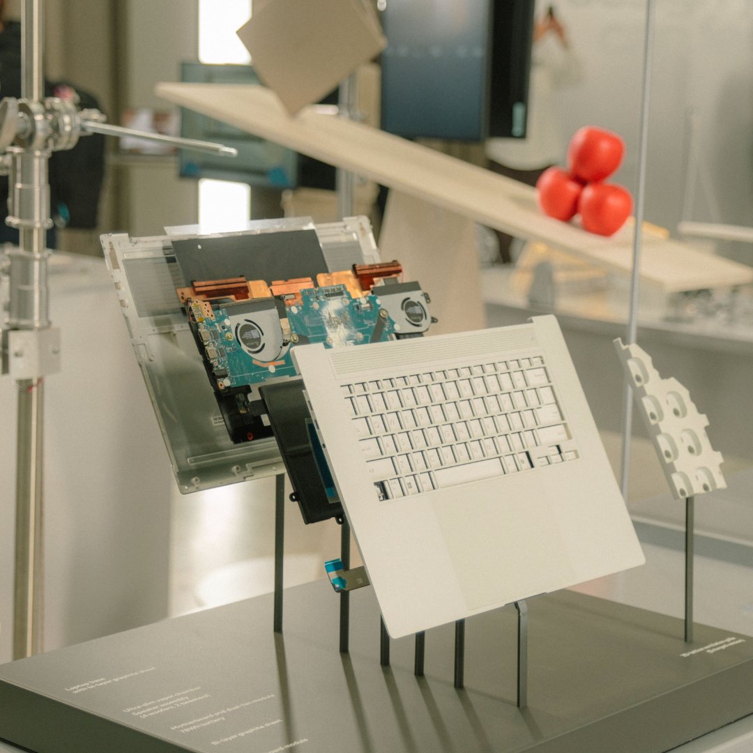 ASUS's tweet image. Every #Zenbook is a statement—and @veeceecheng captures its emotion at #MilanDesignWeek’s #DesignYouCanFeel event.
Crafted with precision, made from Ceraluminum™, and powered by #AI—Zenbook isn&apos;t just a tool, it’s an experience built for creators and dreamers alike.
#ASUSZenbook