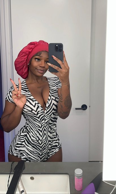 Watch m9ym9y's leaked NSFW photo on TwXstars