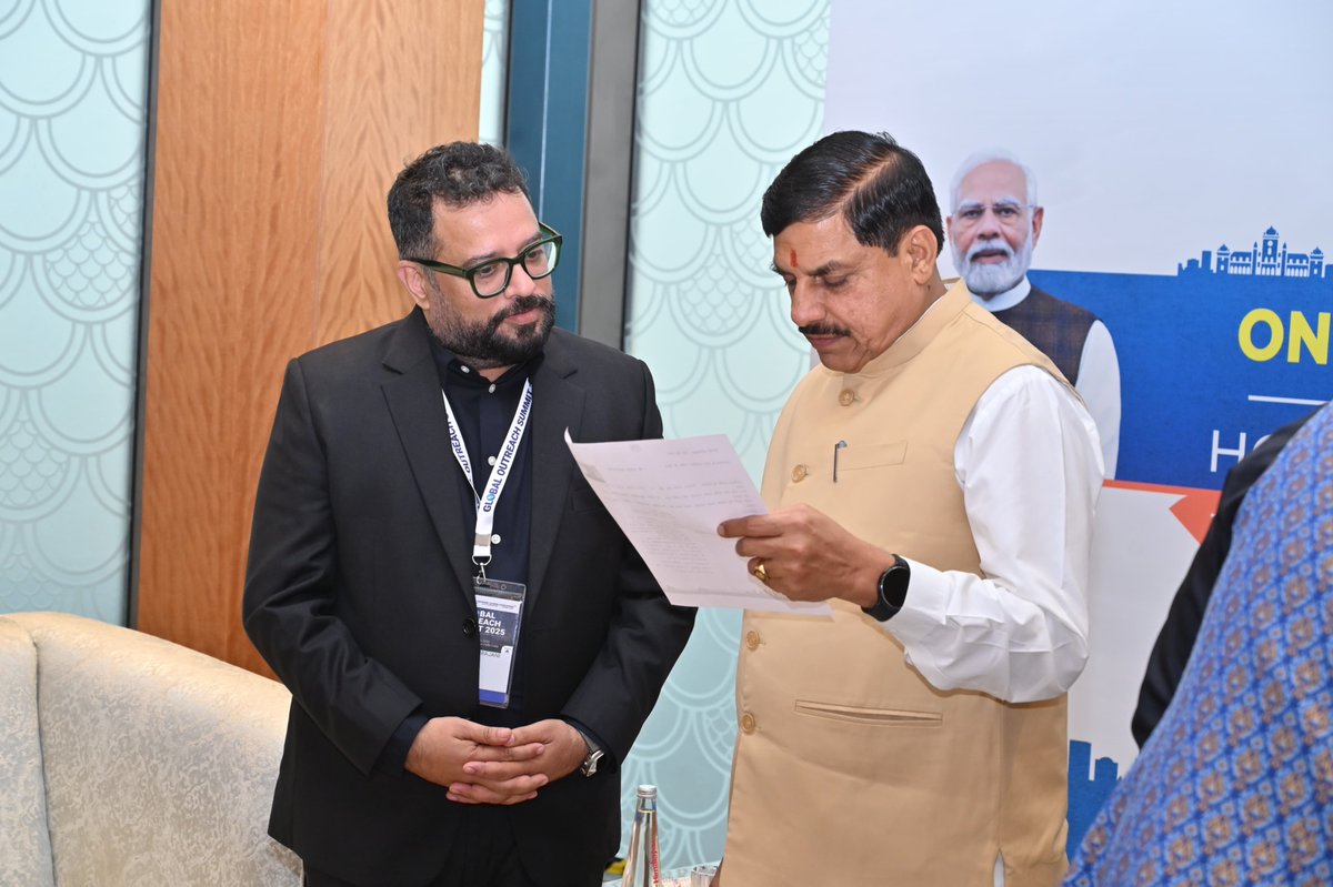 Chief Minister, MP (@cmmadhyapradesh) on Twitter photo मुख्यमंत्री डॉ. मोहन यादव से बीएसएल ग्लोबल आउटरीच समिट के दौरान एच & एम कंपनी के ग्लोबल सोर्सिंग हेड श्री अमित हेमराजानी ने वन-टू-वन चर्चा की।
<a href="/DrMohanYadav51/">Dr Mohan Yadav</a> <a href="/TexMinIndia/">Ministry of Textiles</a> <a href="/MPIDC/">MPIDC</a> <a href="/Industryminist1/">Industry Policy & Investment Promotion Department</a> <a href="/minmpmsme/">MSME Department, MP</a> #InvestInMP #InfinitePossibilities #BSLGlobalOutreachSummit #InvestMP मुख्यमंत्री डॉ. मोहन यादव से बीएसएल ग्लोबल आउटरीच समिट के दौरान एच & एम कंपनी के ग्लोबल सोर्सिंग हेड श्री अमित हेमराजानी ने वन-टू-वन चर्चा की।
<a href="/DrMohanYadav51/">Dr Mohan Yadav</a> <a href="/TexMinIndia/">Ministry of Textiles</a> <a href="/MPIDC/">MPIDC</a> <a href="/Industryminist1/">Industry Policy & Investment Promotion Department</a> <a href="/minmpmsme/">MSME Department, MP</a> #InvestInMP #InfinitePossibilities #BSLGlobalOutreachSummit #InvestMP