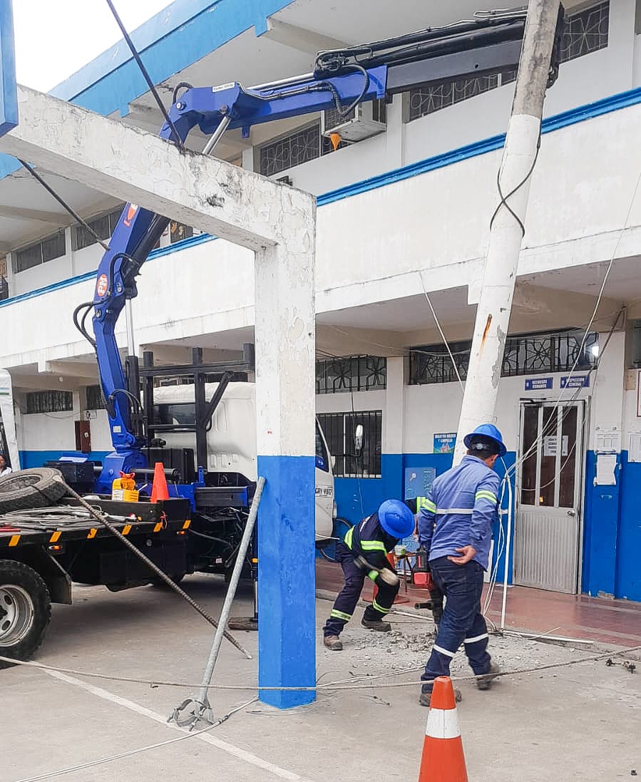 ✅ EL ORO ⚡

Avanzamos con nuestro plan “Camino de Luz”, mediante el cual reparamos 47 luminarias, instalamos cerca de 500 metros de redes eléctricas y retiramos 3 postes que ya habían cumplido su vida útil, en el cantón Machala.

Estas labores se ejecutaron tanto dentro como en