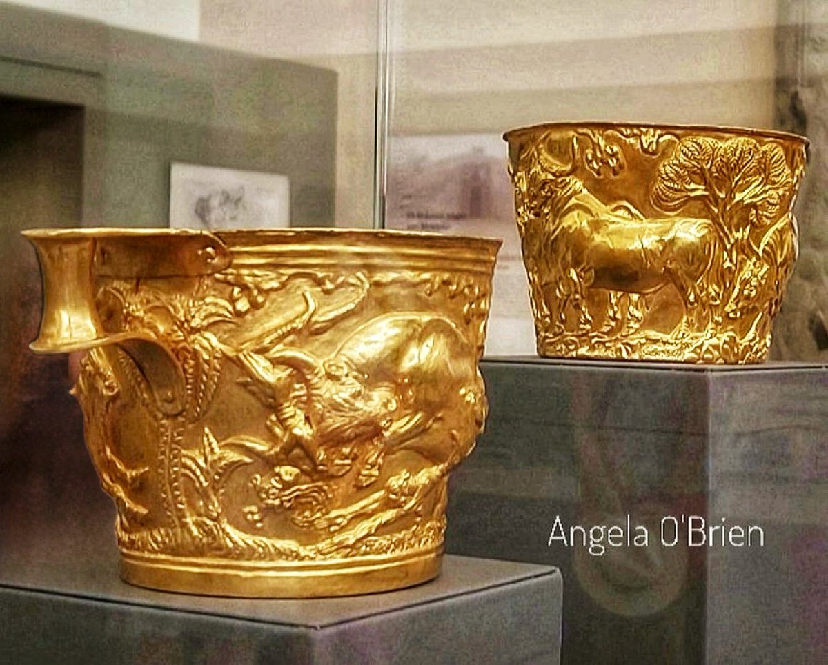 Bronze Age gold 'Vapheio Cups' found in a tholos tomb (or beehive tomb) in Vapheio, Lakonia, Greece (Less than 5 miles / 7.7 km from Sparta). Dated 16th-early 15th century BCE. National Archaeological Museum, Athens. 📷 me.