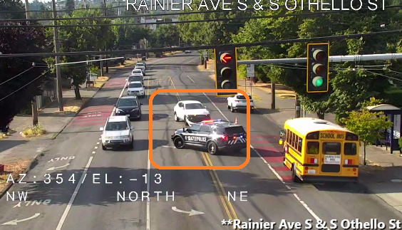 Rainier Ave S에서 S Othello St 바로 북쪽에 있는 차량이 SB 좌회전