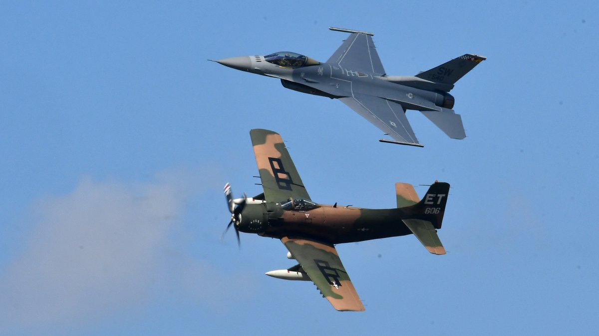 SunnFunFlyIn's tweet image. #ThrowbackThursday #AerospaceExpo #SNF19 #SNF21 #SNF22 #SNF23 #SNF24 #SNF25 #SNF26 #Airshow #MilitaryAircraft #HeritageFlight #USAF #AirForce #USAirForce #F16 #F22 #F35 #P51 #A10 #Skyraider #Lakeland #LakelandFL #Florida