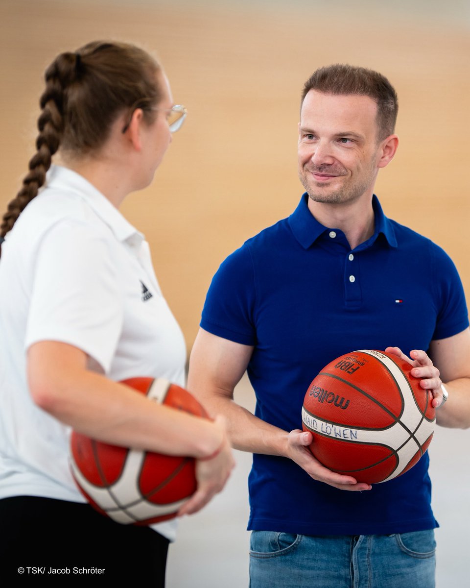 thueringende's tweet photo. Sport verbindet – Nachwuchs, Ehrenamt & Löwenpower in Erfurt! 💪🏻🦁

Heute schaute Thüringens Sportminister @StefanGruhner beim Training der U19-Jugendmannschaft der Basketball Löwen in der Sporthalle am Südpark vorbei. Dabei kam er mit den jungen Talenten ins Gespräch – und wagte selbst ein paar Würfe auf den Korb. 🏀

⛹🏻‍♀️ Blick in die Zukunft:
Vereinsvorstand Florian Gut berichtet, dass die Basketball-Löwen jetzt ein neues Frauenteam aufbauen. Schritt für Schritt soll es Richtung Bundesliga gehen – mit klarem Fokus auf Nachwuchsförderung und die Stärkung des Frauensports.

💚 Engagement erwünscht!
Wer bei Heimspielen nicht nur auf der Tribüne sitzen möchte, kann Teil des Spieltags-Teams werden und die Löwen-Familie aktiv unterstützen. Vom Hallenaufbau bis zum Social-Media-Team – Ehrenamt ist hier Ehrensache!
