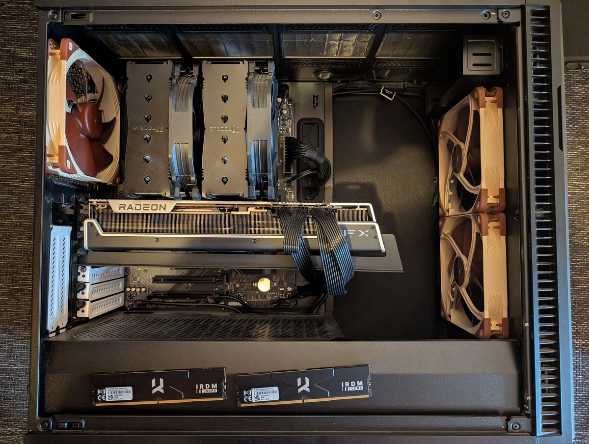 Dorazily mi RAM pameti DDR5 vyrabeny v polske casti Slezska, kousek od Ostravy (jedina vyroba v Evrope). Tak je jdu testovat a zase kvuli jedny soucastce musim rozebrat cely traktor, abych se tam dostal!