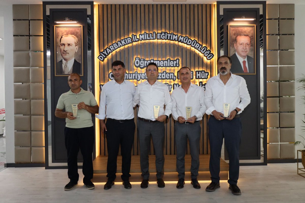 📊 MEBİ Platformu kullanımında 17 ilçe arasında 1. olan Sur İlçe MEM’e,
📦 İl Milli Eğitim Müdürümüz Sn Salih Sadoğlu tarafından İlçe Milli Eğitim Müdürümüz Demir Ernez’e “Birincilik Paketi” takdim edildi.
<a href="/tcmeb/">Millî Eğitim Bakanlığı</a> 
<a href="/Yusuf__Tekin/">Yusuf Tekin</a> 
<a href="/vali_zorluoglu/">Murat Zorluoğlu</a> 
<a href="/hasanakbulut24/">Hasan Akbulut</a>
<a href="/sadoglu_salih/">Salih Sadoğlu</a>