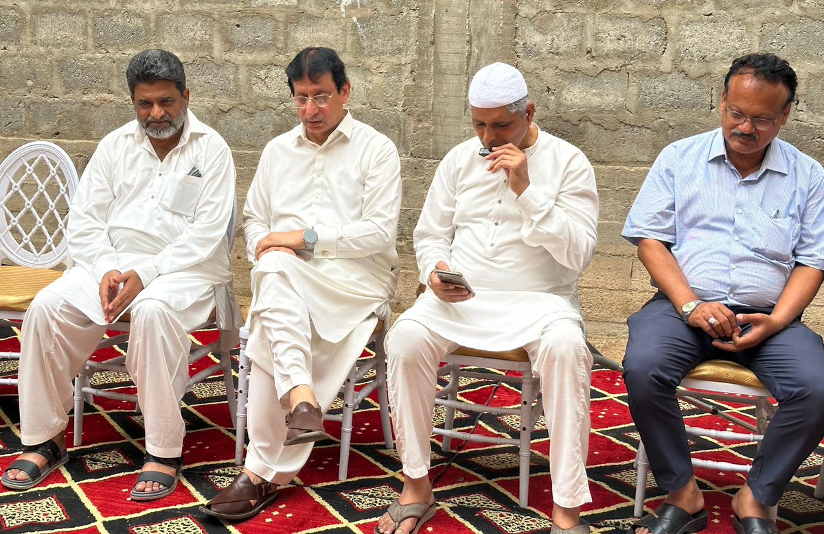 سید امین الحق اور کہف الواری کی سابق رکن رابطہ کمیٹی سلیم تاجک اور سابق انچارج شعبہ اطلاعات فرید تاجک کے والد کے فاتحہ سوئم میں شرکت

اس موقع پر انکے ہمراہ ایم کیو ایم شعبہ اطلاعات کے انچارج احسن غوری اور جوائنٹ انچارج کاشف خان و دیگر بھی موجود تھے۔