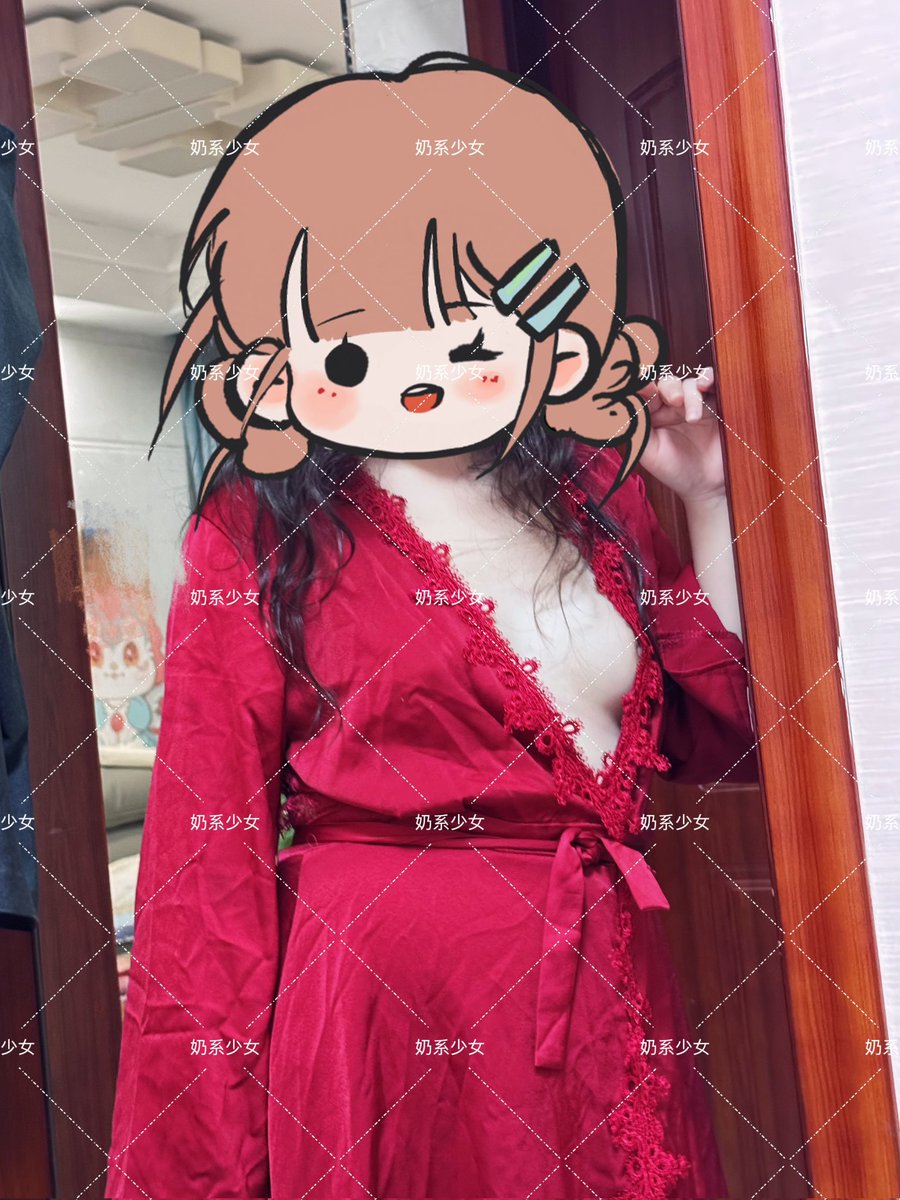 shiduobiliqishu's tweet photo. 你们想看的来咯！趁着老公出差不在家把闺蜜约到家里喝酒聊天，两个人都在微醺状态，我就说合照一下就把她衣服拉下来拍照，还偷拍了她换衣服，准备睡觉的时候我想自慰，突然很大胆的拿着假jb和跳蛋去跟她玩，于是就有了上一条我转发老公的视频，大家可以去看，其实还有两个视频没发出。@shiduobilinan https://t.co/2NIJs1E2nW