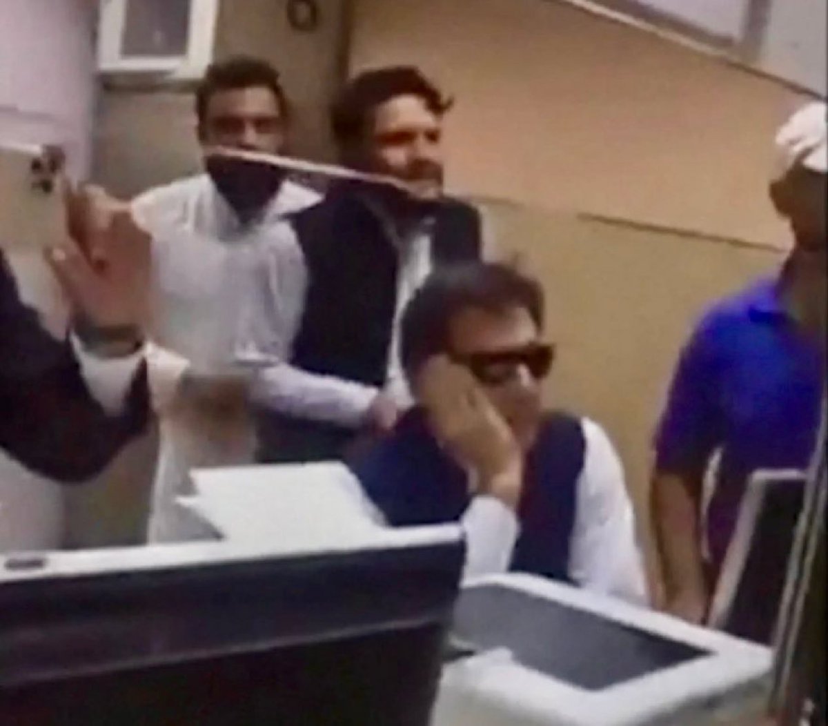 “جس نے CCTV فوٹیج چرائی ہے، اسی نے 9 مئی کروائی ہے!”
- پاکستان کے کپتان، وزیراعظم عمران خان

#May9th_FalseFlag 
#FascismUnderAsimLaw