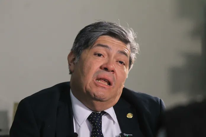 Dicen que Francisco Jiménez ya negocia con “El Lobo” Aldo Duppie Ochoa Mejía, cabecilla de la Mara 18. 

Requisa falsa, cámaras pautadas y beneficios carcelarios a cambio de un “espectáculo” para calmar la presión.

MINISTRO RENUNCIE! Hágalo por el bien de Guatemala.