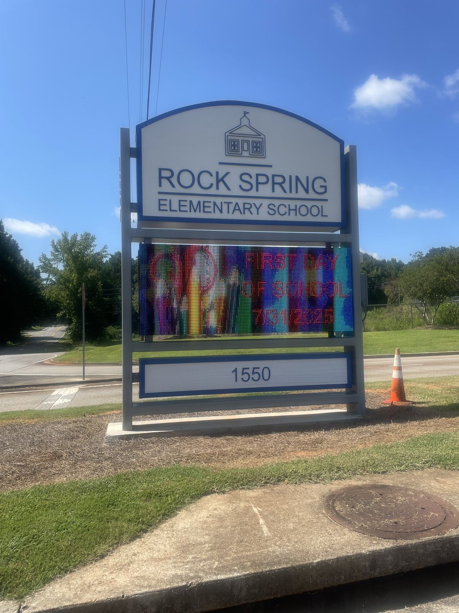 DrKeshaJones1's tweet photo. Last stop of the day takes me to @RSE_HCS where I am always in awe of Principal Mosley and her team. They just get it, &amp; I’m here for it! Look at this display! That’s right! They are committed to reading 10O minutes a week. Let’s go! @kvt_11_3 @KrystalShaw9 https://t.co/wh7mghm602