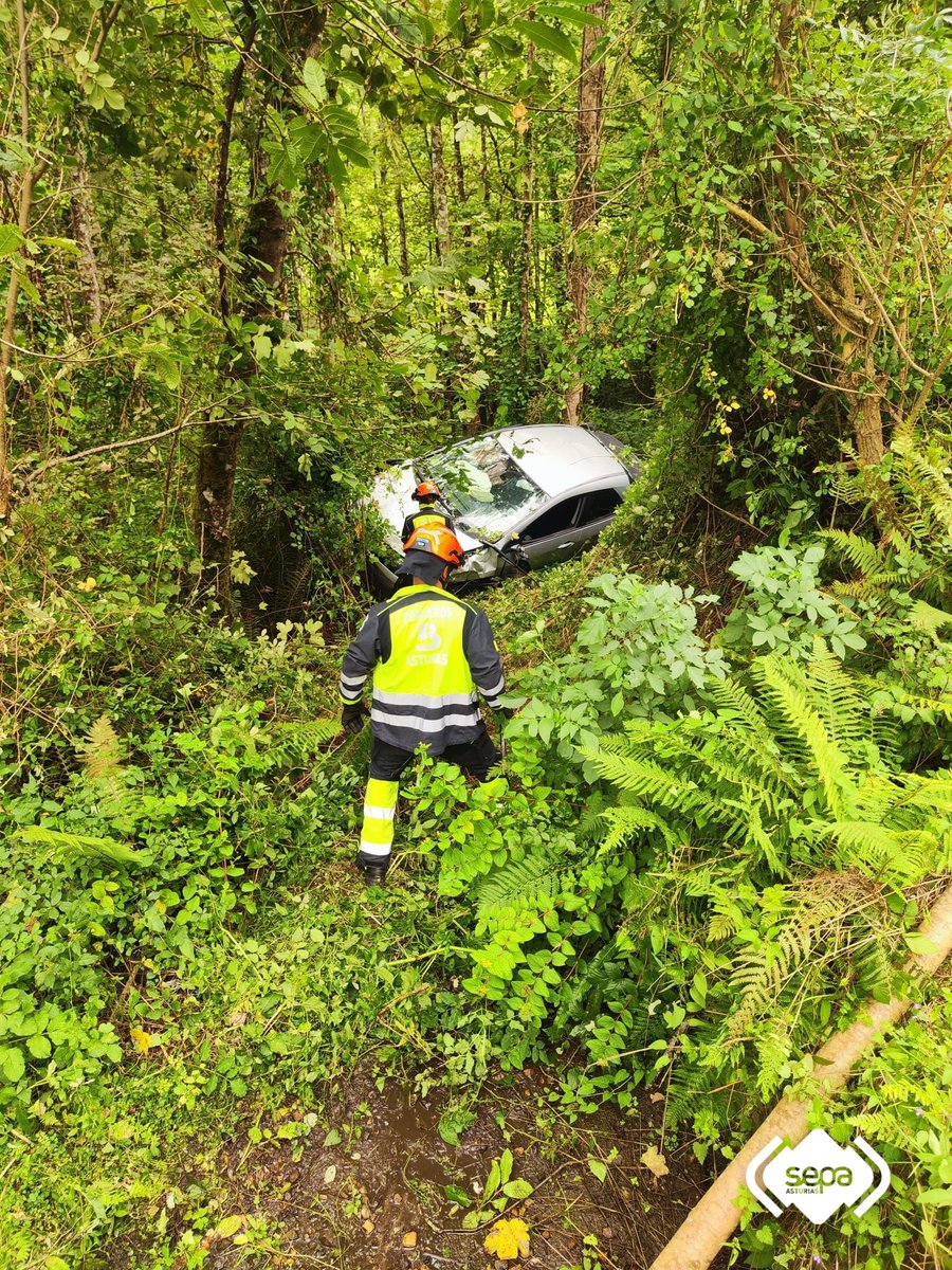 Dos heridos leves tras salirse de la vía el turismo en el que viajaban y caer por un desnivel de unos 7 metros en #Onís. Uno fue excarcelado por @bomberosAstur de #CangasDeOnís. #SAMU los trasladó al 🏥 de #Arriondas. 112asturias.es/dos-heridos-le…