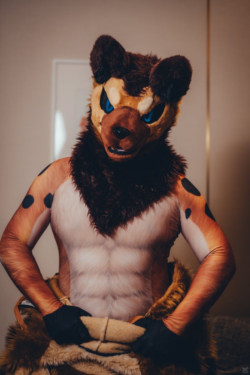 (夏で暑くて仕方ないね...)

#FursuitFriday