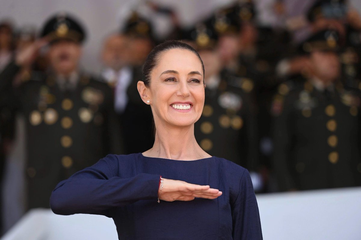 PartidoMorenaMx's tweet photo. La Presidenta @Claudiashein sostiene la soberanía nacional con firmeza, inteligencia y autoridad moral.

Cuando se gobierna con principios, no hay imposiciones externas.

Cooperación sí, subordinación no. México ya no se arrodilla. México dialoga con dignidad.

#MéxicoConClaudia https://t.co/HvHcCemGS5