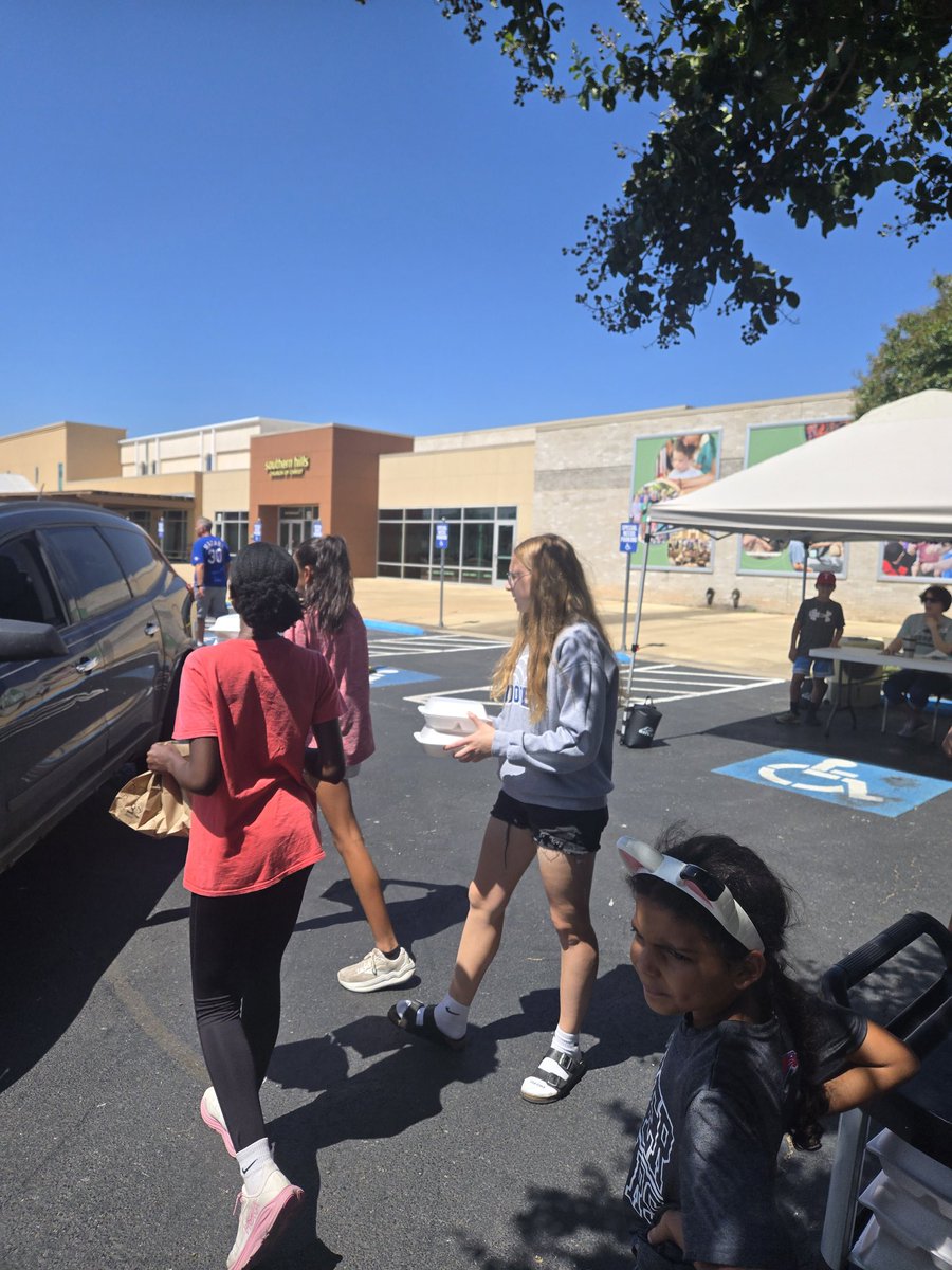 coogsxctf's tweet image. Thank you Southern Hills Church of Christ for giving us the opportunity to serve the community with y&apos;all! 
#FAAB
