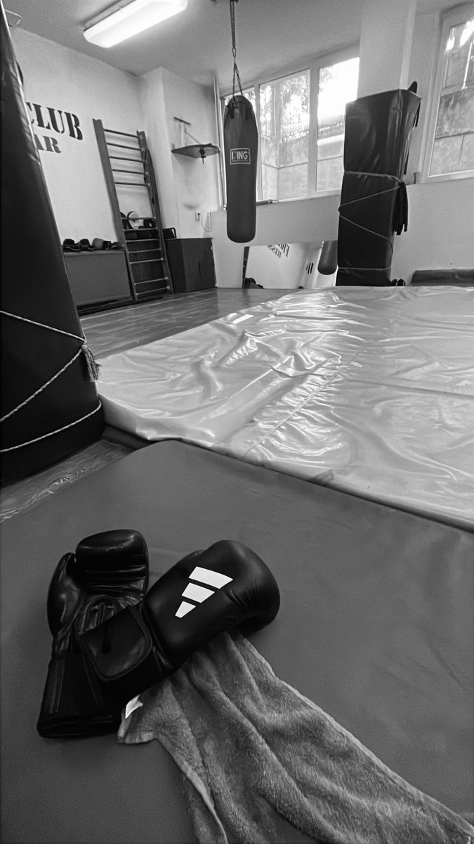 petkov_steven's tweet photo. Rainy outside🌧️, war inside.🥊 https://t.co/dW32xdd6Oa