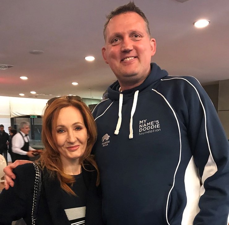 Jaynes__World's tweet image. 🎈 HAPPY BIRTHDAY, @JK_Rowling!

💝 BLESS YOU for being there for the big man Doddie Weir during his battle with motor neuron disease. AND for supporting research into #MND via your @AnneRowlClinic!

🍸 Chin-chin! xxx

#SweetSixty✨