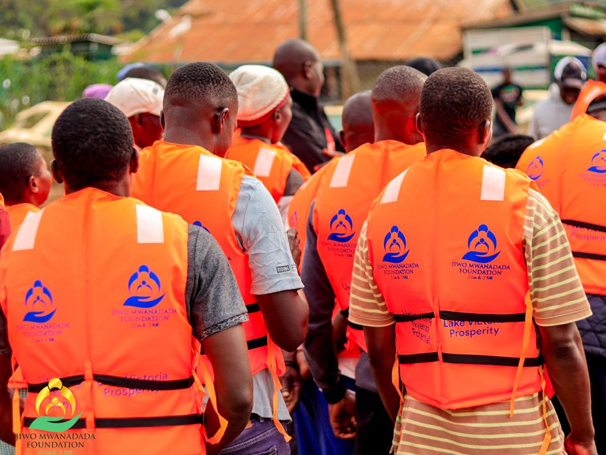 jiwo254's tweet photo. Usenge Beach in Siaya County. 

We handed over life jackets to our local fishermen today because their safety on the water matters. Small actions like this creates a great impact on our communities. Thank to @ray_omollo for his Continued support. 

#JiwoMwanadada https://t.co/A5eXvhnfhV