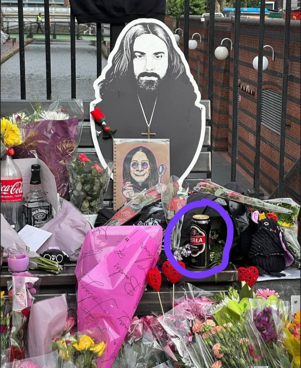 K1806L's tweet photo. Ktoś przyniósł polską Perłę na most Black Sabbath w Birmingham gdzie ludzie składają kwiaty ku czci Ozzy'ego Osborna 🍻
#Perełka #Piwko #OzzyOsbourne https://t.co/VkShLpmYST