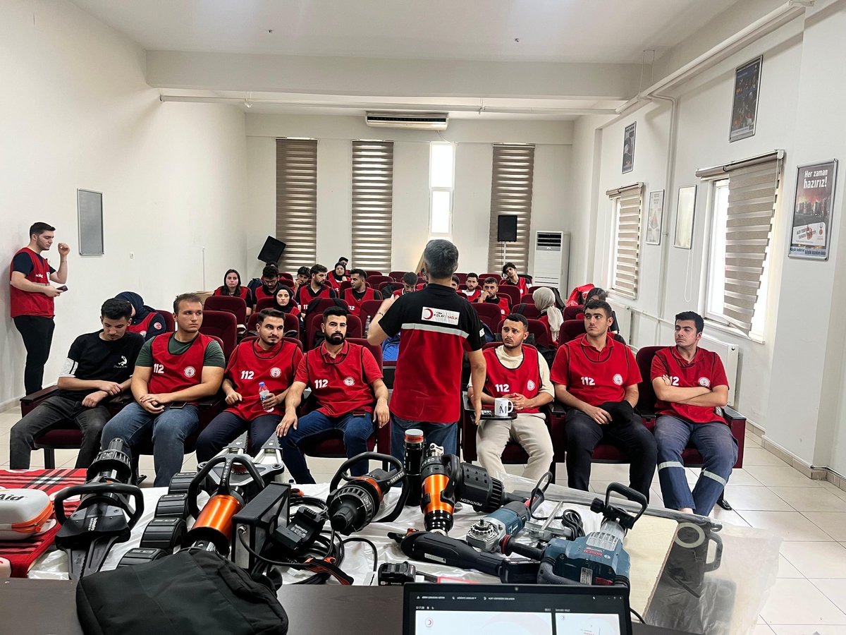 Geleceğin itfaiyecileri, <a href="/sanliurfabld/">Şanlıurfa Büyükşehir 🇹🇷</a>  İtfaiyesi stajyer öğrencilerine verdiğimiz ilk yardım semineriyle farkındalık kazandırmanın gururunu yaşıyoruz. 🚒🩺 #İlkYardım #İtfaiyeEğitimi"