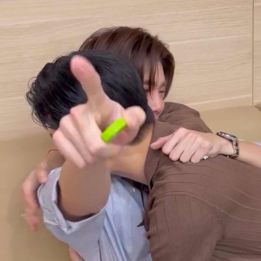 เอ็นดูอ่ะ ร้องไห้อยู่นะ แต่เห็นนะ อย่าถ่ายดิ😭😭😭