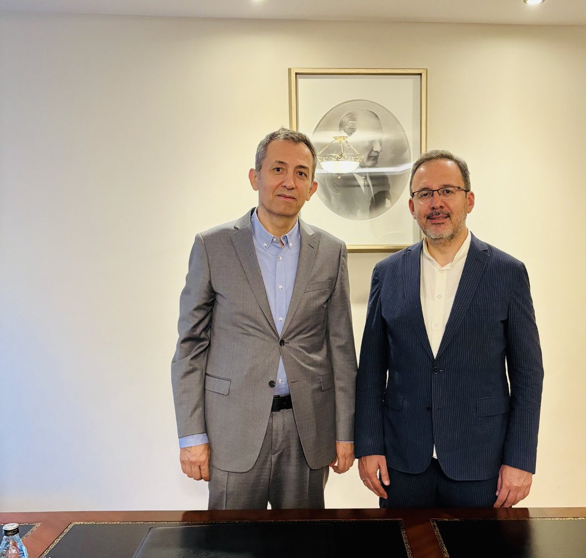 Dr. Ali Arif Özzeybek (@aliarifozzeybek) on Twitter photo Mehmet Kasapoğlu Bakanımızı misafir etmekten büyük memnuniyet duyduk. Fikirlerini ve tecrübesini her zaman samimiyetle paylaşan ve işimizi kolaylaştıran dokunuşlarıyla bizlerdende desteklerini esirgemeyen Sayın <a href="/kasapoglu/">Dr. Mehmet Kasapoğlu</a> Bakanımıza teşekkür ederim. Mehmet Kasapoğlu Bakanımızı misafir etmekten büyük memnuniyet duyduk. Fikirlerini ve tecrübesini her zaman samimiyetle paylaşan ve işimizi kolaylaştıran dokunuşlarıyla bizlerdende desteklerini esirgemeyen Sayın <a href="/kasapoglu/">Dr. Mehmet Kasapoğlu</a> Bakanımıza teşekkür ederim.