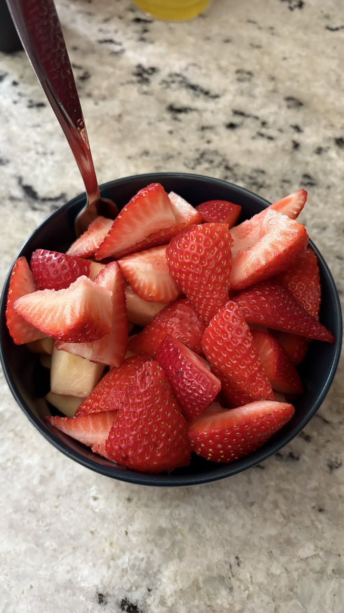 house sitting again. let's see how much weight i can lose in 5 days (apples&amp;strawberries-282)