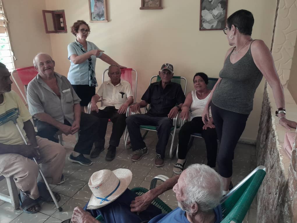 Se realiza en la casa de los abuelos de la localidad de San Juan de los Yeras charla sobre el proceso de bancarizacion y transformación digital que atraviesa el país donde los joven club son pieza clave.
#AprendeEnVerano
#JovenClubVerano
#VeranoEnJovenClub
#JovenClubTeConecta