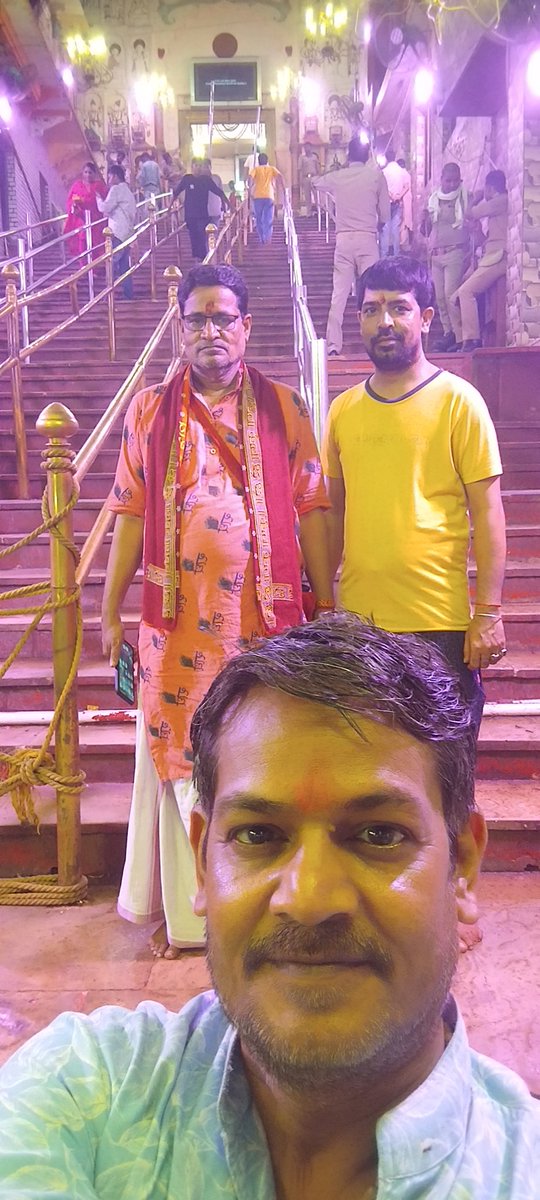आज अयोध्या धाम में चतुर्थ दिवस की कथा विराम के बाद , हनुमान गढ़ी में श्री हनुमान जी महाराज के दर्शन किए