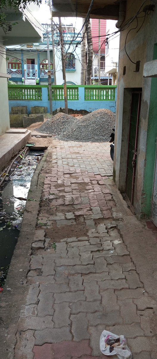 sureshrout12157's tweet photo. @CMO_Odisha 
@CMCCuttack 
@BiswalSouvic 
@pravat_mla 
@SSingh_odisha
Sir cuttack  madhupatna area ra kajidhia purussottam nagar ରେ drain repair pain one month ହେଲାଣି  drain ମୁକୁଲା ପଡିଛି and ବାଲି ���ୋଡି road ରେ ପଡି ରହିବାରୁ ଯିବା ଆସିବା ଅସୁବିଧା ହେଉଛି
Please solve this problem https://t.co/bf3RJoqZax