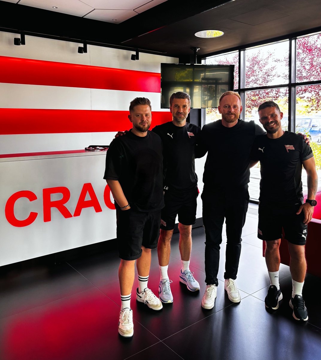 Świat jest mały😁 Jeszcze kilka miesięcy temu, mieliśmy okazję współpracować z Dejanem Kopasic podczas kursów UEFA Analytics we Słoweńskim Związku Piłki Nożnej🇸🇮🎥, a dzisiaj już jako asystent Luki Elsnera, gościł nas na obiektach Cracovii w Rącznej ⚽💪 Powodzenia Panowie 🤝