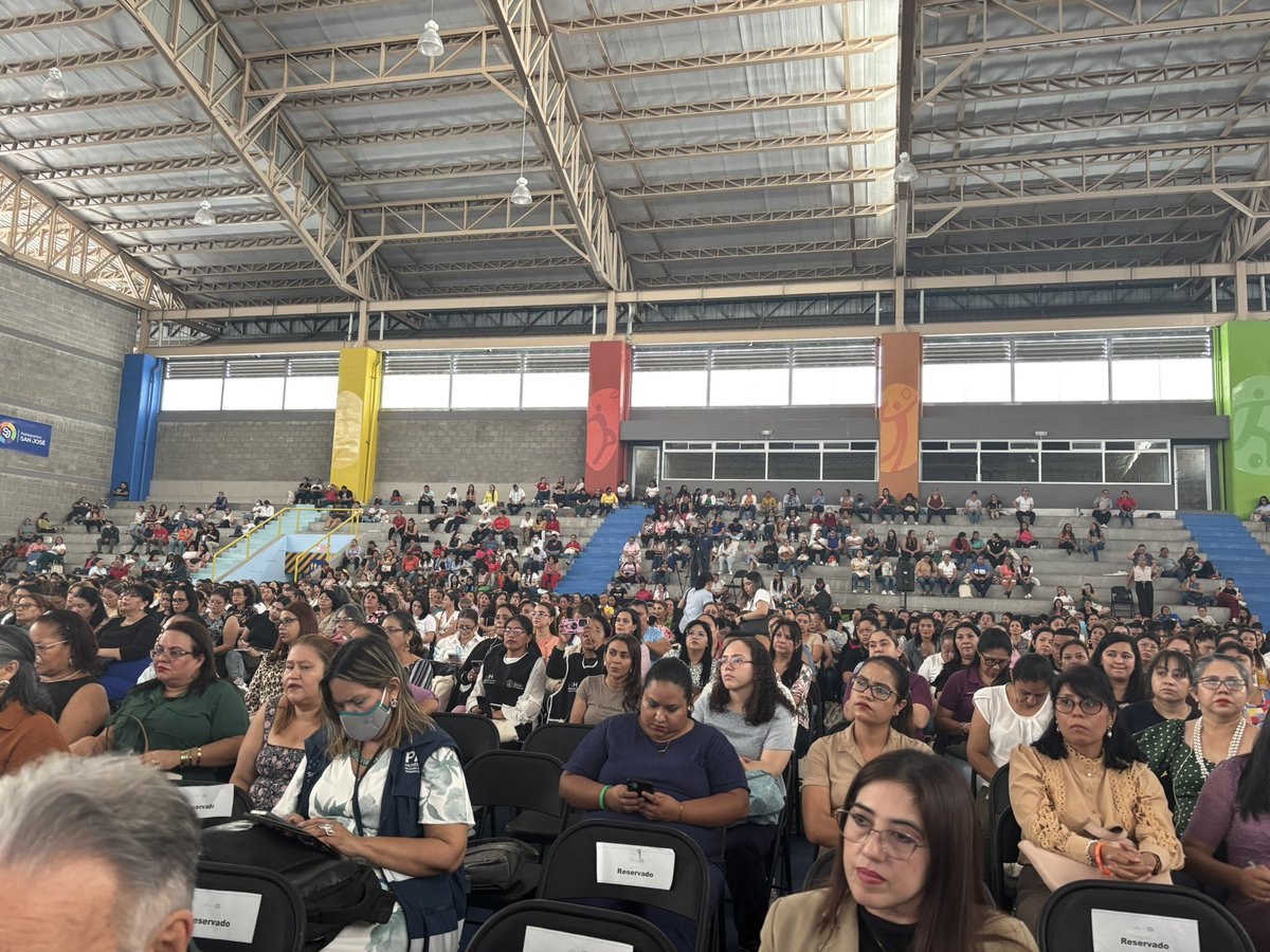 Ayer tuve el privilegio de presentar en el Encuentro Internacional de Educación Prebásica en Honduras junto al ministro <a href="/SpondaDaniel/">Daniel Sponda</a> y 1,200 maestras de todo el país.
