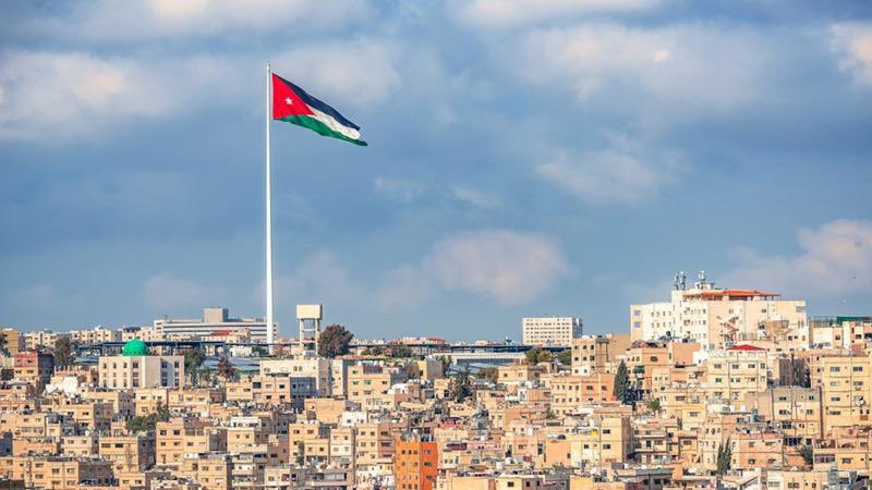 أنا من هذه الأرض ، أنتمي لهذا التراب..!
روحي تشرق بين تلك الحجارة و صوتي يصدح  حباً وانتماءً لها، لا أؤمن بالإسترزاق السياسي ولا أن أكون سمساراً سياسياً لا يجيد سوى الإستثمار في الشعارات الشعبوية والمقدسات الدينية والقومية، أؤمن بالأردن ومؤسساته وهويته الوطنية، وأعظم كل من يحمل