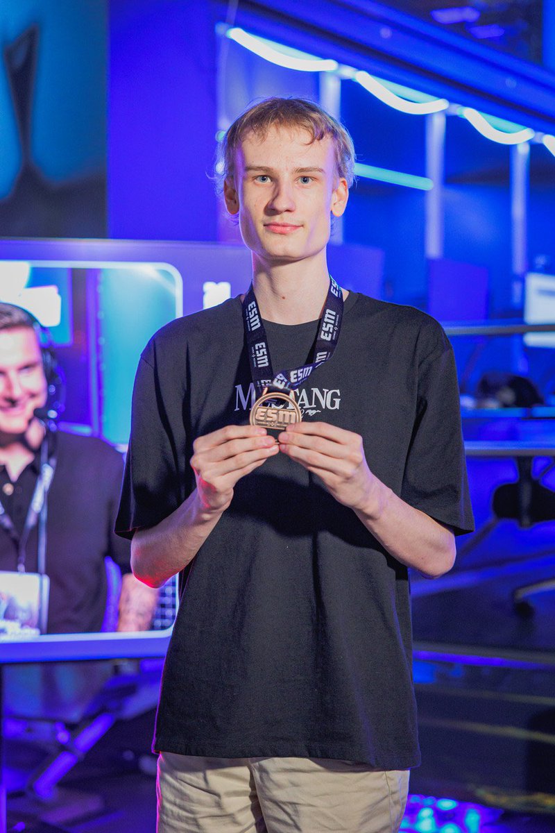 𝓟𝓻𝓸𝓷𝓼𝓼𝓲𝓪 🥉

E-jalkapallon SM-kisoissa pronssia voitti turnauksen suurin yllättäjä, vasta 17-vuotias Arttu ”Pennanen1” Pennanen. 

Rahapalkinnon lisäksi Arttu pääsee näyttämään osaamistaan E-maajoukkueen harjoitusleirille. 🇫🇮

Onnea, Arttu! 🙌🏼