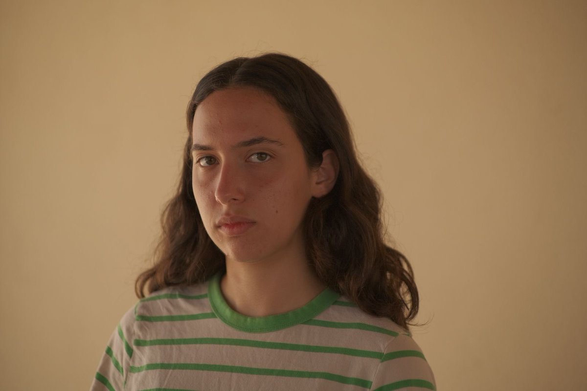 Das ist Ayana Gerstmann. Die 18-Jährige verweigerte heute ihre Einberufung in Israels Militär. Ihre Worte, bevor sie ins Gefängnis muss: „Die Zerstörung Gazas: Nicht in meinem Namen! Die Besatzung Gazas: Nicht in meinem Namen! Ich weigere mich, zu schweigen und zu töten!“