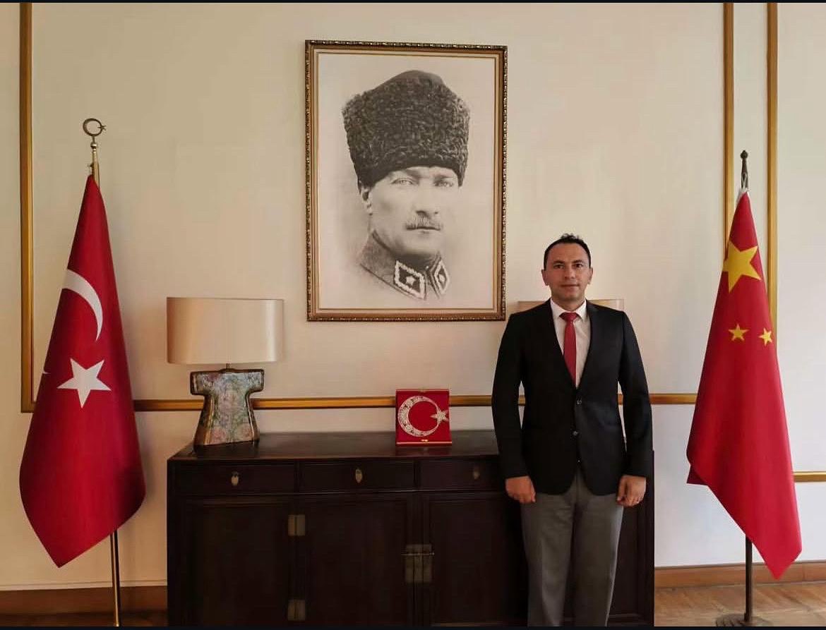 Spor Bilimleri Derneği üyemiz ve Mersin Üni. Öğr. Üyesi Doç. Dr. Hüseyin Gümüş, Pekin Büyükelçiliği’ne Eğitim Ateşesi olarak atanmıştır.
Kendisini tebrik eder, yeni görevinde ülkemiz ve spor bilimleri camiamıza katkılar sunacağına inanarak, yolculuğunda başarılar dileriz.