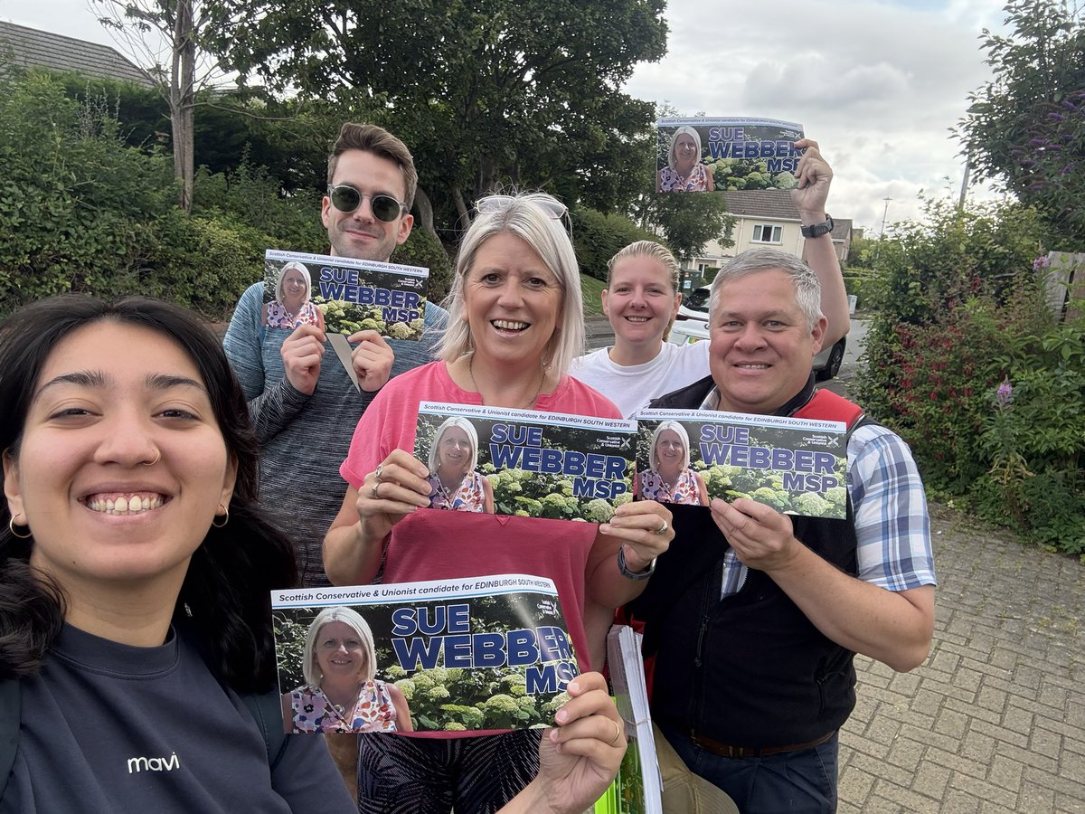 📬 Out and about across Bonaly and Currie today delivering my latest newsletter.
🗣️ Lovely to chat to lots of local residents and discuss any concerns or issues they had.
📞 You can contact me at any time if you have anything you want to talk about!