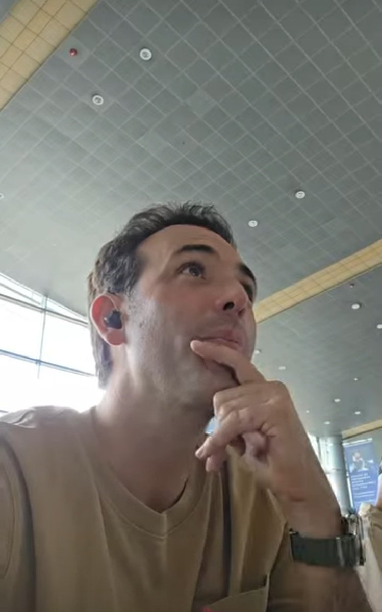 caritor_LRDF_RT's tweet image. Parece un aeropuerto? Te vas para México? O soy la loca llena de ilusiones con que vas a grabar #RT5