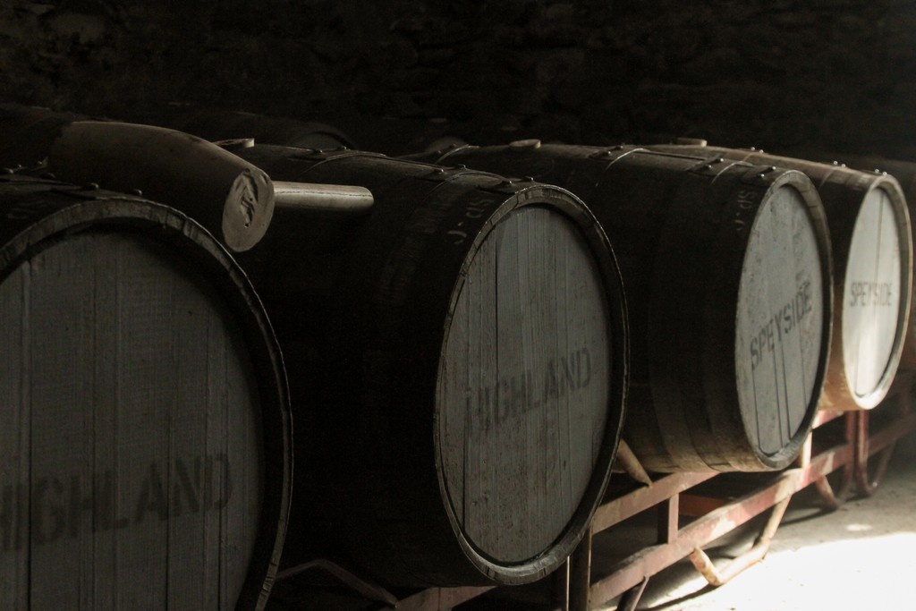 OutlawRum's tweet image. OUTLAW OAK - a quick summary
Traditional cask maturation techniques in Scotland, hand picked distillery American and European oak cask aging enriches and adds texture. 🥃
#outlawrum #rum #premiumrum #whiskycask #oak #oakcask #premiumcask #cooperage