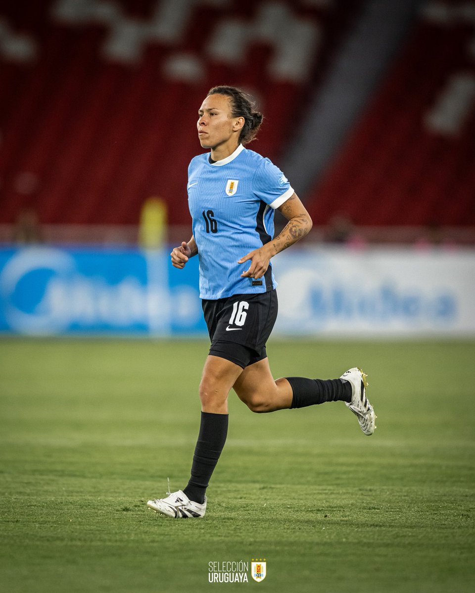 “Es hermoso ver a tu hija con la camiseta de Uruguay. Estoy acá en Quito y estoy orgulloso como padre. Las chicas encima están haciendo las cosas muy bien y dejan a Uruguay bien arriba”.

🗣️ Gabriel Correa, ex jugador de Uruguay, Peñarol y padre de Yannel Correa