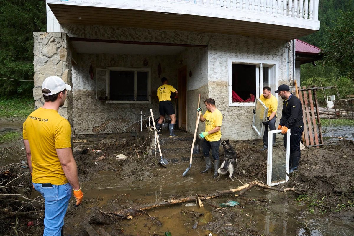 ‼️Massive floods in Suceava and Neamț 🇷🇴counties have caused unimaginable devastation.
Pro-chaos PSD-PNL-USR-UDMR government is ignoring Romanian people here who have lost their life savings or even members of their own families.

Here is what members of AUR party are doing👇: