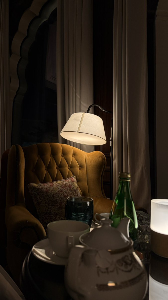 الطواري صاخبة والفرح وجهه شحوب
طارقات البال تبغي لها مرتاح بال