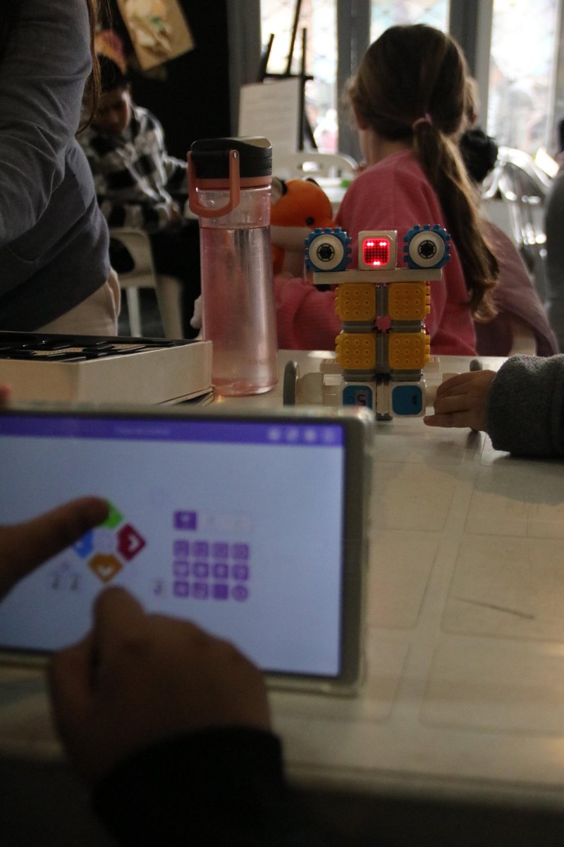 Hoy, en el Salón de Exposiciones León Gallardo, saludamos a los chicos que participaron del taller "Armá tu Robot", una propuesta para trabajar en equipo con la consigna de armar un robot con cubos y lograr conectarlo a una tablet #SanMiguel