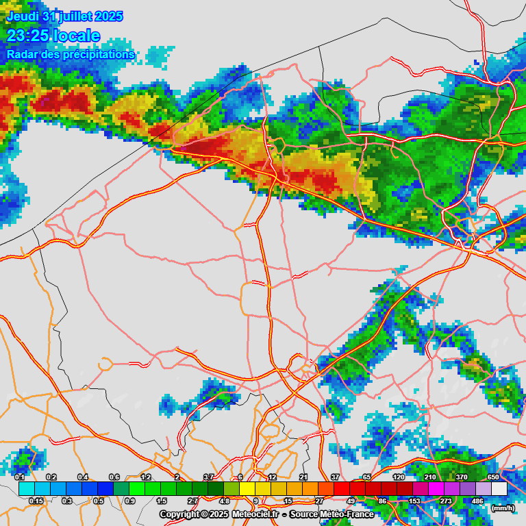 De lijn Oostende-Beernem krijgt er goed van langs met op sommige plaatsen intense regenval en wat #onweer. Ik zie al waarden over de 25 mm bij Sas-Slijkens (Bredene). De brandweer krijgt in Oostende al oproepen voor mogelijk #wateroverlast.